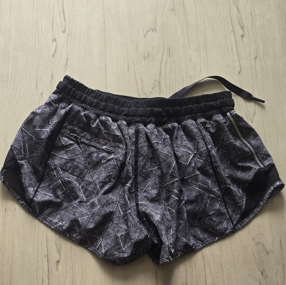 Lululemon Hotty Hot Shorts Sz 6 Drawstring Geometric Dot Black Lined 2.5" - Picture 9 of 13